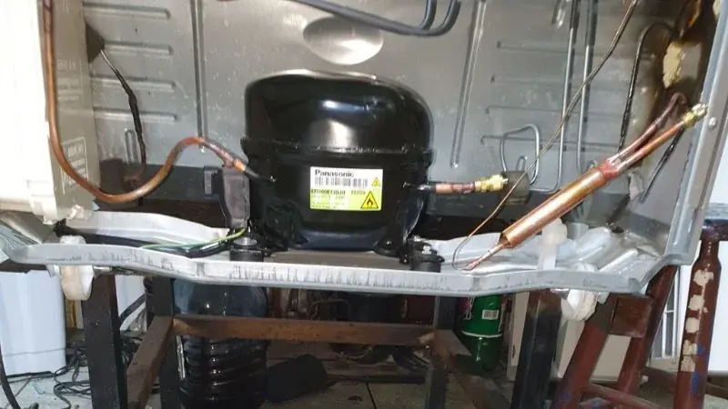 Compressor e tubulações do sistema de refrigeração
