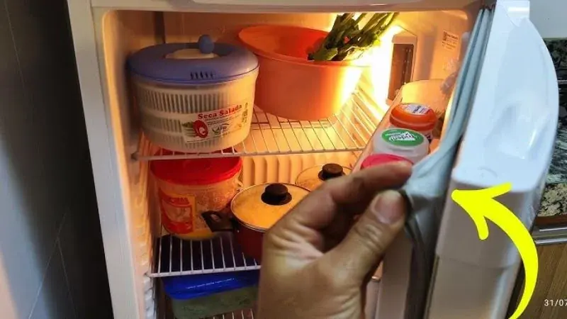 Teste de vedação na borracha da porta da geladeira