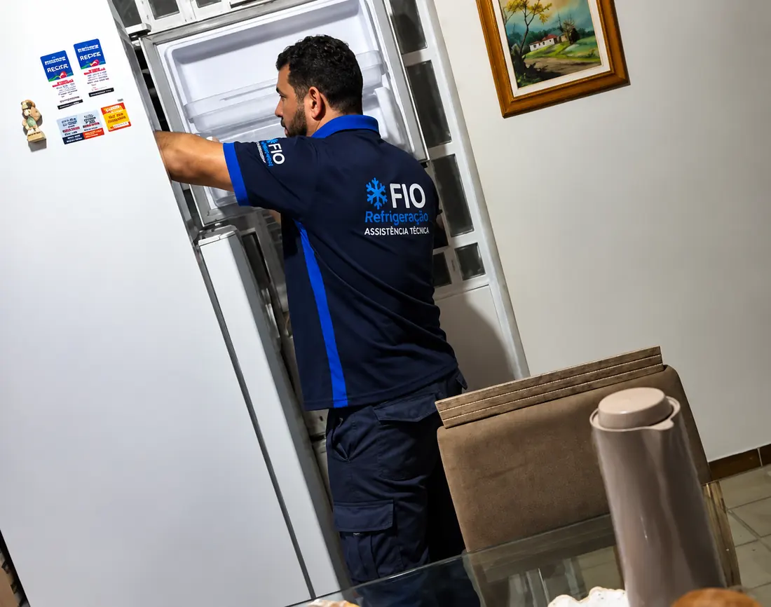Técnico da Técnico de Geladeira Recife atendendo uma geladeira